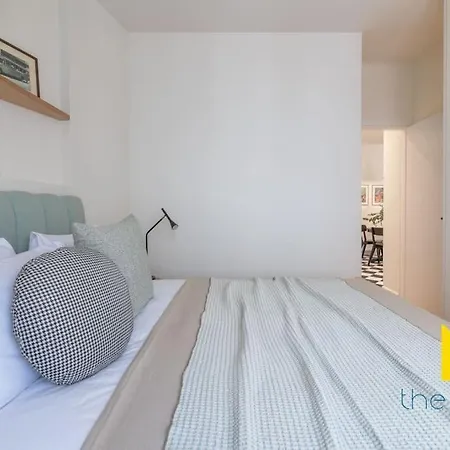 Chic Retreat Near Acropolis, Metro & Moma!