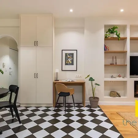 Chic Retreat Near Acropolis, Metro & Moma! Apartment *