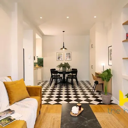 Apartment Chic Retreat Near Acropolis, Metro & Moma! Athens