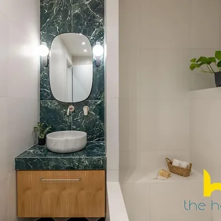 Chic Retreat Near Acropolis, Metro & Moma! * Athens