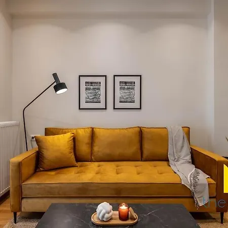 Chic Retreat Near Acropolis, Metro & Moma!