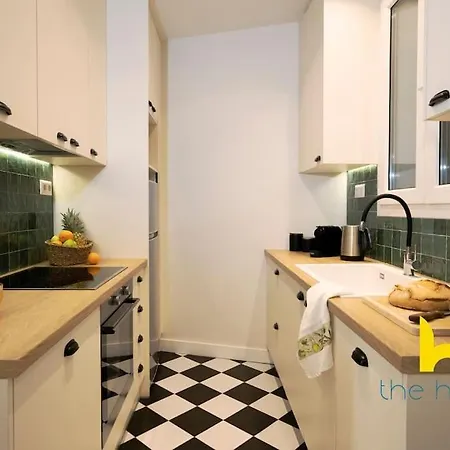 Apartment Chic Retreat Near Acropolis, Metro & Moma!
