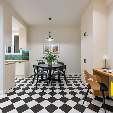Apartment Chic Retreat Near Acropolis, Metro & Moma! Athens